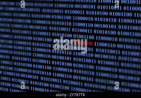 Bug di Word rosso sullo sfondo Codice binario numeri blu su nero Foto Stock