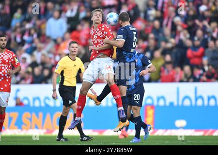 Mainz, Germania. 28 settembre 2024. Fussball 1. Bundesliga 5. Spieltag 1. FSV Mainz 05 - 1. FC Heidenheim am 28.09.2024 in der Mewa Arena di Magonza Nelson Weiper ( Magonza ), links - Benedikt Gimber ( Heidenheim ), rechts regolamenti DFL vietano qualsiasi uso di fotografie come sequenze di immagini e/o quasi-video. Foto: Revierfoto credito: ddp media GmbH/Alamy Live News Foto Stock