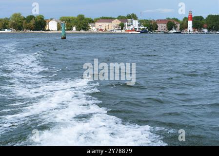 Riva del canale marittimo del Mar Baltico, Baltijsk, regione di Kaliningrad, Russia, 8 agosto 2018, Europa Foto Stock