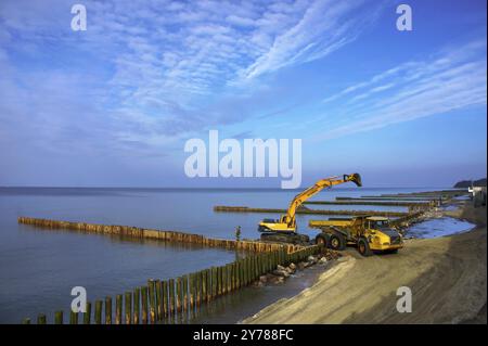 Attrezzature da costruzione a riva, costruzione di frangiflutti, misure di protezione costiere, Russia, Mar Baltico, regione di Kaliningrad, 9 marzo, 20 Foto Stock