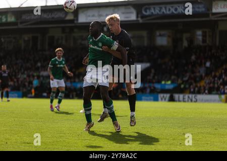 Frank Nouble di Yeovil Town e Dan Ellison di Aldershot Town durante la partita della National League all'Huish Park Stadium, Yeovil Picture di Martin Edwa Foto Stock