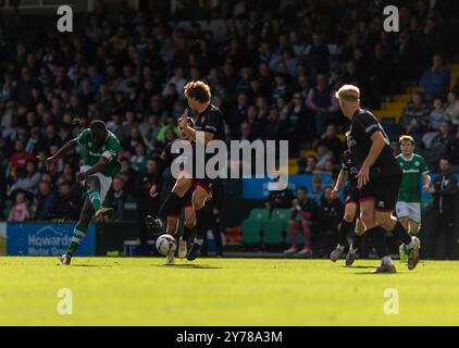 Frank Nouble di Yeovil Town scatta un tiro attraverso la difesa di Aldershot Town durante la partita della National League allo Huish Park Stadium, Yeovil Picture Foto Stock