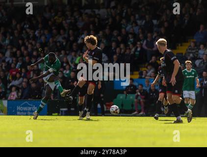 Frank Nouble di Yeovil Town scatta un tiro attraverso la difesa di Aldershot Town durante la partita della National League allo Huish Park Stadium, Yeovil Picture Foto Stock