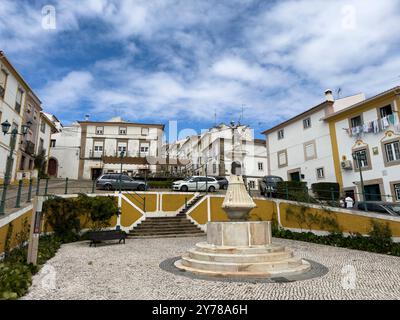 Castelo de vide, Portogallo - 30 giugno 2024: Veduta di una piazza con una fontana nello storico villaggio di Castelo de vide, ad Alentejo, Portogallo Foto Stock