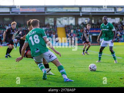 James Plant e Frank Nouble di Yeovil Town durante la partita della National League all'Huish Park Stadium, Yeovil Picture di Martin Edwards/07880 707878 Foto Stock