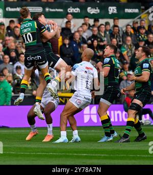 Northampton, Regno Unito. 28 settembre 2024. Northampton Saints fin Smith con Tommy Freeman in un'azione di high ball durante il Gallagher Premiership Rugby match tra Northampton Saints ed Exeter Chiefs al cinch Stadium Franklin's Gardens. Northampton Regno Unito. Crediti: PATRICK ANTHONISZ/Alamy Live News Foto Stock