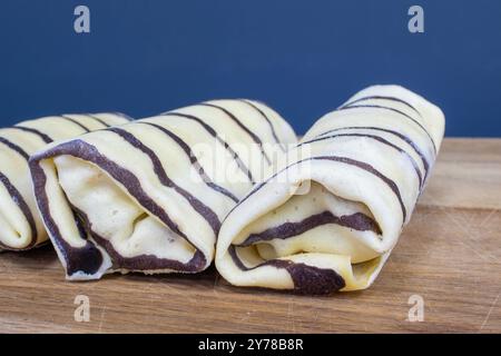 Panchak rotoli con riempimento. Vista laterale, primo piano. Pancake. Foto Stock