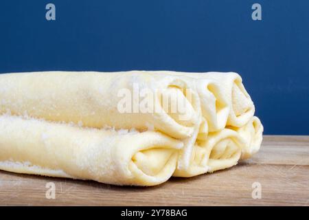 Panchak rotoli con riempimento. Vista laterale, primo piano. Pancake. Foto Stock