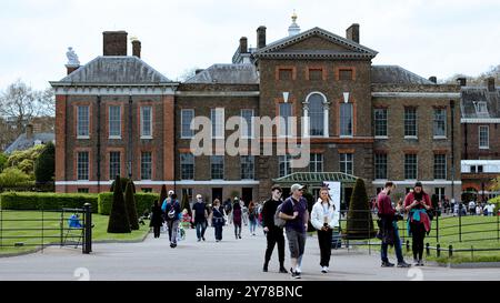 Londra, Inghilterra, 10 maggio 2023: Facciata di Kensington Palace con persone che camminano intorno Foto Stock