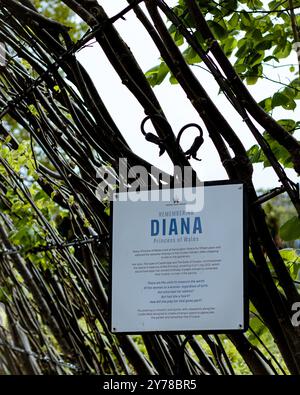 Londra, Inghilterra, 10 maggio 2023: Targa Memorial Walk per la Principessa Diana a Kensington Palace Foto Stock