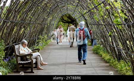 Londra, Inghilterra, 10 maggio 2023: Memorial Walk per la Principessa Diana a Kensington Palace con persone che camminano e si siedono in panchine Foto Stock