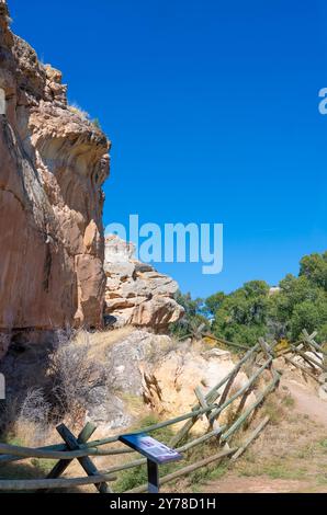 Incisioni rupestri, antiche fotografie sono visibili a piedi al Medicine Lodge State Archaeological Park, Wyoming, USA. Ammira le scogliere di arenaria e le immagini sulle pareti. Foto Stock