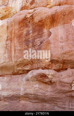 Incisioni rupestri, scrittura di immagini, al Medicine Lodge State Archaeological Park, Wyoming, Stati Uniti. Località artistica delle rocce di arenaria degli indiani delle pianure nordoccidentali. Foto Stock