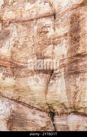 Incisioni rupestri, scrittura di immagini, al Medicine Lodge State Archaeological Park, Wyoming, Stati Uniti. Località artistica delle rocce di arenaria degli indiani delle pianure nordoccidentali. Foto Stock