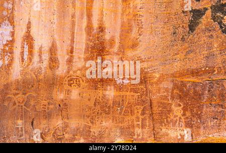 Incisioni rupestri, scrittura di immagini, al Medicine Lodge State Archaeological Park, Wyoming, Stati Uniti. Località artistica delle rocce di arenaria degli indiani delle pianure nordoccidentali. Foto Stock