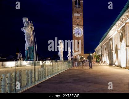 Vista al tramonto della Terrazza della Basilica Palladiana in Piazza dei signori a Vicenza. L'edificio fu costruito nel XV secolo Foto Stock