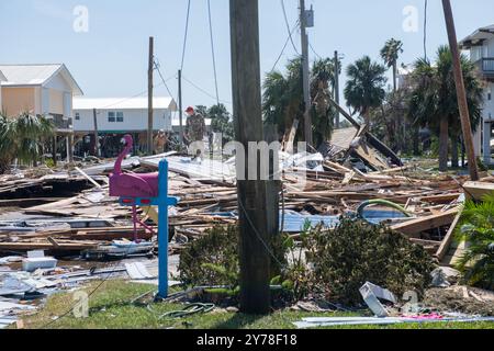 Keaton Beach, Stati Uniti. 27 settembre 2024. Detriti e i resti di case sono sparsi in tutta l'area dopo l'uragano Helene, il 27 settembre 2024 a Keaton Beach, Florida. Keaton Beach ha ricevuto il peso della massiccia tempesta di categoria 4 distruggendo circa il 90% delle case e delle proprietà. Credito: SSgt. Jacob Hancock/US Air Force/Alamy Live News Foto Stock