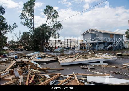 Keaton Beach, Stati Uniti. 27 settembre 2024. Detriti e i resti di case sono sparsi in tutta l'area dopo l'uragano Helene, il 27 settembre 2024 a Keaton Beach, Florida. Keaton Beach ha ricevuto il peso della massiccia tempesta di categoria 4 distruggendo circa il 90% delle case e delle proprietà. Credito: SSgt. Jacob Hancock/US Air Force/Alamy Live News Foto Stock
