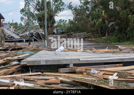 Keaton Beach, Stati Uniti. 27 settembre 2024. Detriti e i resti di case sono sparsi in tutta l'area dopo l'uragano Helene, il 27 settembre 2024 a Keaton Beach, Florida. Keaton Beach ha ricevuto il peso della massiccia tempesta di categoria 4 distruggendo circa il 90% delle case e delle proprietà. Credito: SSgt. Jacob Hancock/US Air Force/Alamy Live News Foto Stock
