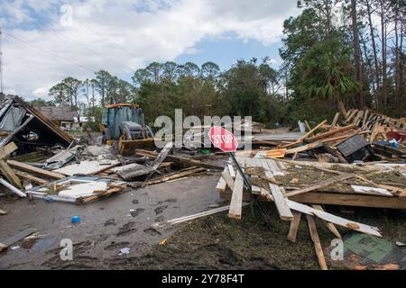 Keaton Beach, Stati Uniti. 27 settembre 2024. Detriti e i resti di case sono sparsi in tutta l'area dopo l'uragano Helene, il 27 settembre 2024 a Keaton Beach, Florida. Keaton Beach ha ricevuto il peso della massiccia tempesta di categoria 4 distruggendo circa il 90% delle case e delle proprietà. Credito: SSgt. Jacob Hancock/US Air Force/Alamy Live News Foto Stock