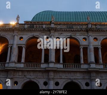 Vista al tramonto della Basilica Palladiana in Piazza dei signori a Vicenza. L'edificio fu costruito nel XV secolo Foto Stock