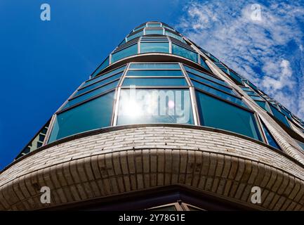 Guardando verso le finestre a bovindo d'angolo della Lantern House progettata da Heatherwick Studio, uno sviluppo residenziale nella sezione Chelsea di New York. Foto Stock