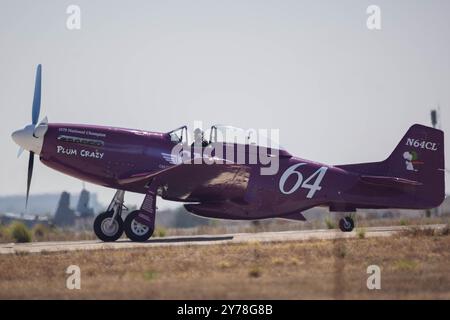 Vicky Benzing, pilotando il suo Boeing-Stearman Model 75 del 1940, atterra sulla linea di volo durante il Marine Corps Air Station Miramar Airshow del 2024 a San Diego, 27 settembre 2024. Benzing gareggia in gare di aerobatica e vola in fiere aeree dal 2005. L'America's Airshow 2024 è un'opportunità unica e incredibile per assistere alle capacità dei Marine e dell'aviazione congiunta, agli esecutori civili e ai Blue Angels di fama mondiale; per interagire in prima persona con i Marines, altri membri del servizio e i soccorritori; e per vedere di persona lo spirito innovativo del corpo dei Marines attraverso tecnologie emergenti Foto Stock