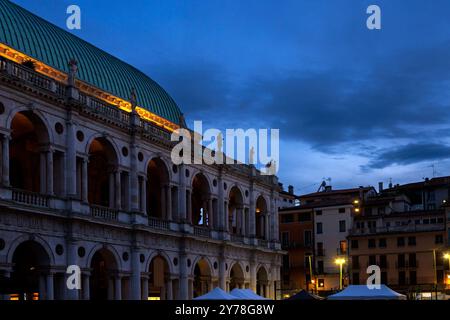 Vista al tramonto della Basilica Palladiana in Piazza dei signori a Vicenza. L'edificio fu costruito nel XV secolo Foto Stock