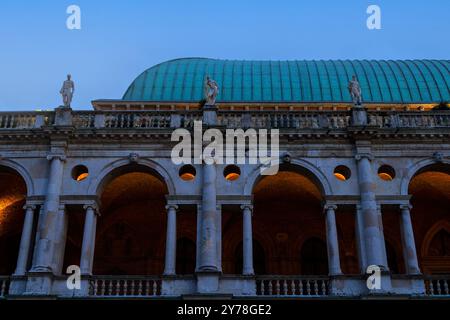 Vista al tramonto della Basilica Palladiana in Piazza dei signori a Vicenza. L'edificio fu costruito nel XV secolo Foto Stock