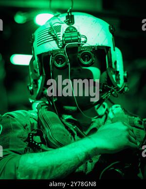 Naval AirCrewman (Mechanical) 1st Class Nicholas Jennings, dal Porto di Spagna, Repubblica di Trinidad e Tobago, assegnato al Titans of Fleet Logistics Support Squadron (VRM) 30, posa per una foto sul ponte di volo della portaerei classe Nimitz USS George Washington (CVN 73) mentre era in corso nell'Oceano Pacifico, il 27 settembre 2024. Come parte integrante della flotta del Pacifico degli Stati Uniti, la terza flotta degli Stati Uniti gestisce le forze navali nell'Indo-Pacifico oltre a fornire un addestramento realistico e pertinente necessario per eseguire in modo impeccabile i ruoli senza tempo della nostra Marina di controllo marittimo e proiezione di potenza. Terza fuga degli Stati Uniti Foto Stock