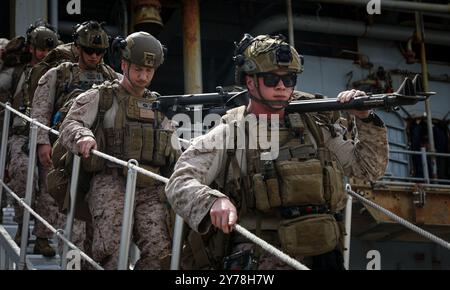 US Marines con Battalion Landing Team 1/8, 24th Marine Expeditionary Unit (MEU) Special Operations Capable (SOC), partono dalla nave da sbarco classe Harpers Ferry USS Oak Hill (LSD-51) a Limassol, Cipro, per iniziare l'addestramento bilaterale programmato con la Guardia Nazionale della Repubblica di Cipro, 20 settembre 2024. La formazione, prevista da settembre all'inizio di novembre, è stata coordinata con il governo della Repubblica di Cipro ed è intesa a rafforzare le capacità operative di entrambe le forze e a riaffermare la forte cooperazione in materia di sicurezza e l'impegno a favore della stabilità regionale tra t Foto Stock