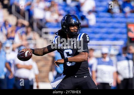 Durham, North Carolina, Stati Uniti. 28 settembre 2024. Il quarterback dei Duke Blue Devils Maalik Murphy (6) lancia contro i North Carolina Tar Heels durante il primo tempo dell'ACC Football Matchup al Wallace Wade Stadium di Durham, North Carolina. (Scott Kinser/CSM). Crediti: csm/Alamy Live News Foto Stock