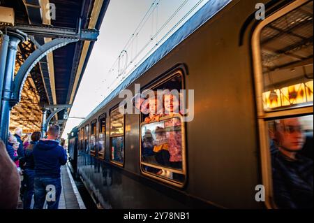 Nijmegen, Paesi Bassi. 28 settembre 2024. Si vedono persone che guardano la locomotiva arrivare alla stazione. Durante l'intera giornata, due grandi locomotive a vapore tedesche, una Baureihe 50 e una Baureihe 23, erano in viaggio tra Nijmegen e Den Bosch. Questa è un'iniziativa di Het Stoomgenootschap (la società di Steam). (Foto di Ana Fernandez/SOPA Images/Sipa USA) credito: SIPA USA/Alamy Live News Foto Stock