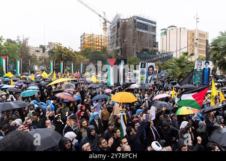 Teheran, Iran. 28 settembre 2024. Un raduno per sostenere Hezbollah nella piazza Felestin (Palestina) nel centro di Teheran, Iran, sabato 28 settembre 2024. (Foto di Sobhan Farajvan/Pacific Press/Sipa USA) credito: SIPA USA/Alamy Live News Foto Stock