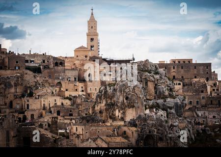 Le pietre dei Sassi di Matera, le cosiddette vecchie case costruite all'interno della roccia in grotte preistoriche. Foto Stock