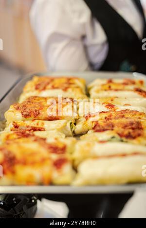 Cannelloni italiani al gratin al ristorante. Foto Stock