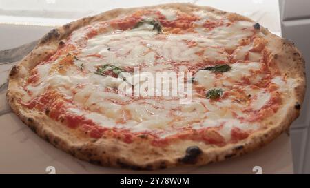 La pizzeria più famosa è "da Michele", nella zona di forcella di Napoli. E questa è la famosa Pizza Margherita, la regina delle pizze. Foto Stock