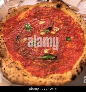 La pizzeria più famosa è "da Michele", nella zona di forcella di Napoli. Ecco l'antica ricetta tipica della Pizza Marinara. Foto Stock