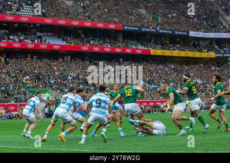 Mbombela, Sudafrica. 28 settembre 2024. Damian de Allende con la palla come i Pumas difendono durante la partita del Castle Lager Rugby Championship 2024 a Mbombela Stadium Credit: AfriPics.com/Alamy Live News Foto Stock