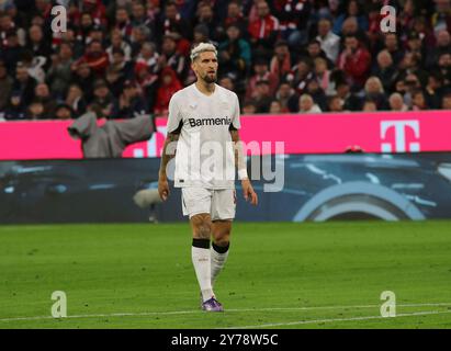 München, Deutschland 28. Settembre 2024: Fussball, Herren, Bundesliga, Saison 2024/2025, FC Bayern München - Bayer 04 Leverkusen, Allianz Arena Robert Andrich (Bayer 04 Leverkusen) auf dem Spielfeld stehend, Einzelaktion, Freisteller, Ganzkörperaufnahme DFB, DFL proibiscono qualsiasi uso di fotografie come sequenze di immagini e/o quasi-video Foto Stock