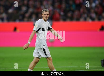 München, Deutschland 28. Settembre 2024: Fussball, Herren, Bundesliga, Saison 2024/2025, FC Bayern München - Bayer 04 Leverkusen, Allianz Arena Florian Wirtz (Bayer 04 Leverkusen) mit Blick nach rechts DFB, le normative DFL vietano qualsiasi uso di fotografie come sequenze di immagini e/o quasi-video Foto Stock