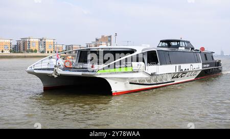 Londra, Regno Unito - 19 settembre 2024; Thames Clippers Uber Boat Hurricane Clipper sul fiume Tamigi Foto Stock