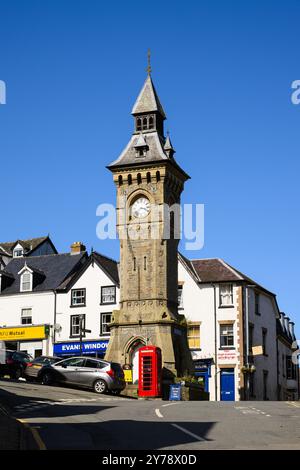 Knighton, Galles, Regno Unito - 11 settembre 2024; Torre dell'orologio nella città mercantile gallese di Knighton sotto il cielo blu Foto Stock