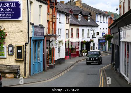 Builth Wells, Galles, Regno Unito - 11 settembre 2024; edifici storici lungo la stretta High Street nel centro di Builth Wells Foto Stock