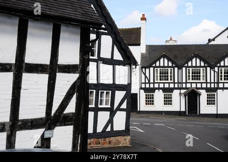 Hodnet, Shropshire, Regno Unito - 16 settembre 2024; storici edifici in legno bianchi e neri nel villaggio di Hodnet nello Shropshire settentrionale Foto Stock