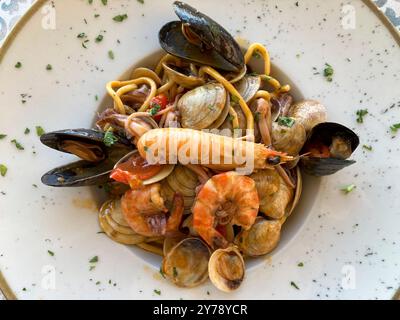 La pasta allo Scoglio è un tradizionale piatto italiano di pasta a base di pesce Foto Stock