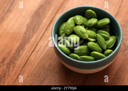 Stinky Bean di Petai sbucciato nella ciotola in ceramica Foto Stock