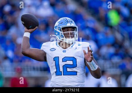 Durham, North Carolina, Stati Uniti. 28 settembre 2024. Il quarterback dei North Carolina Tar Heels Jacolby Criswell (12) lancia contro i Duke Blue Devils durante la seconda metà dell'ACC Football Matchup al Wallace Wade Stadium di Durham, NC. (Scott Kinser/CSM). Crediti: csm/Alamy Live News Foto Stock