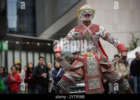 Vancouver, Canada. 28 settembre 2024. Un ballerino tailandese si esibisce durante il Thai Festival 2024 al Vancouver Art Gallery plaza a Vancouver, British Columbia, Canada, 28 settembre 2024. Crediti: Liang Sen/Xinhua/Alamy Live News Foto Stock