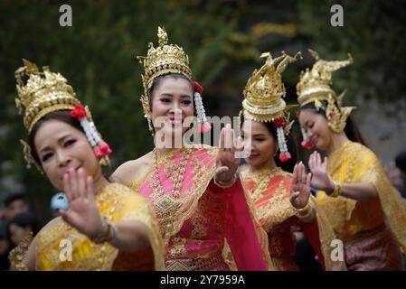 Vancouver, Canada. 28 settembre 2024. Ballerini tradizionali thailandesi si esibiscono durante il Thai Festival 2024 al Vancouver Art Gallery plaza a Vancouver, British Columbia, Canada, 28 settembre 2024. Crediti: Liang Sen/Xinhua/Alamy Live News Foto Stock